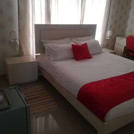 Lee Bed & Breakfast Francistown Bagian luar foto