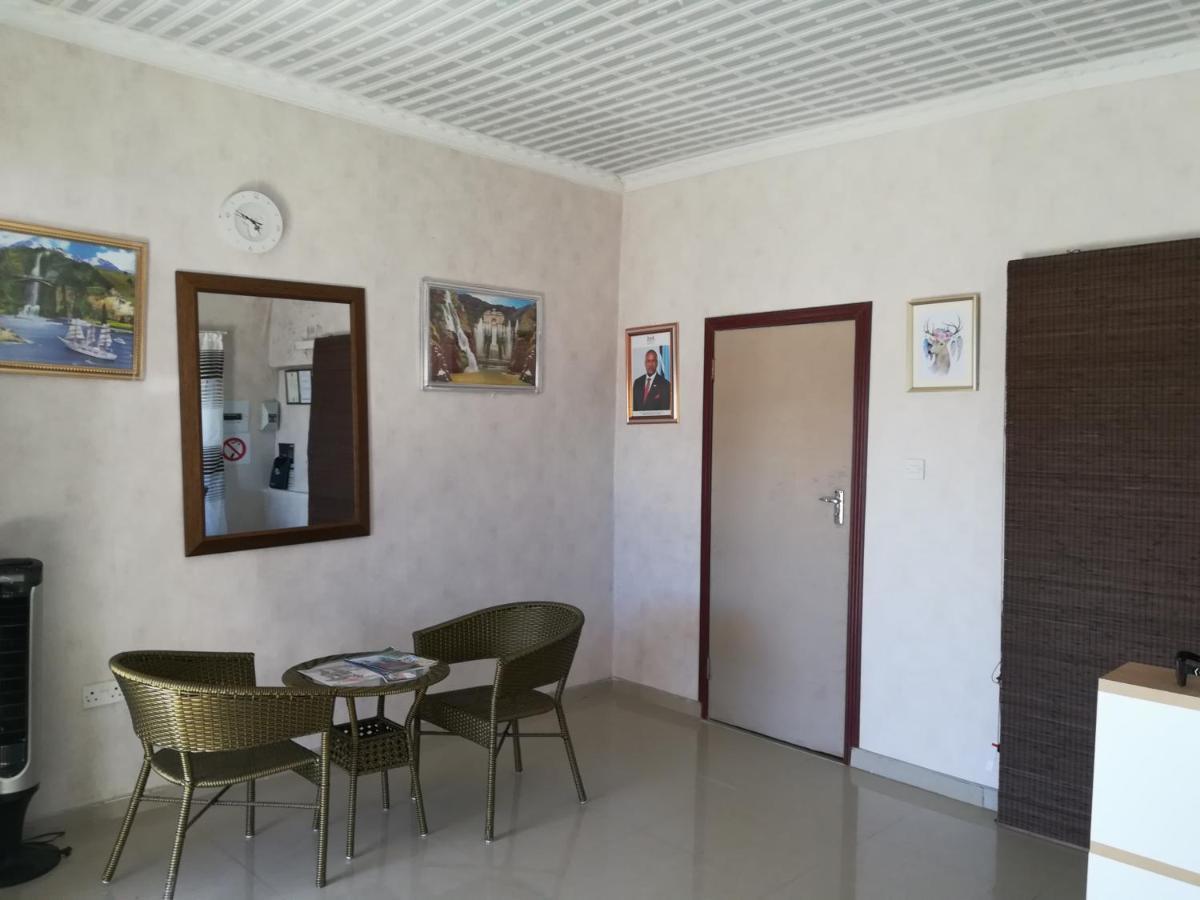 Lee Bed & Breakfast Francistown Bagian luar foto