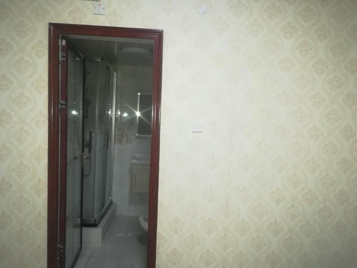Lee Bed & Breakfast Francistown Bagian luar foto