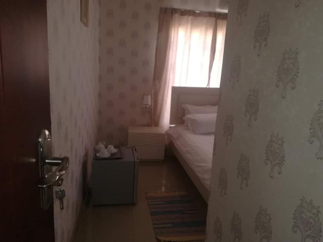 Lee Bed & Breakfast Francistown Bagian luar foto