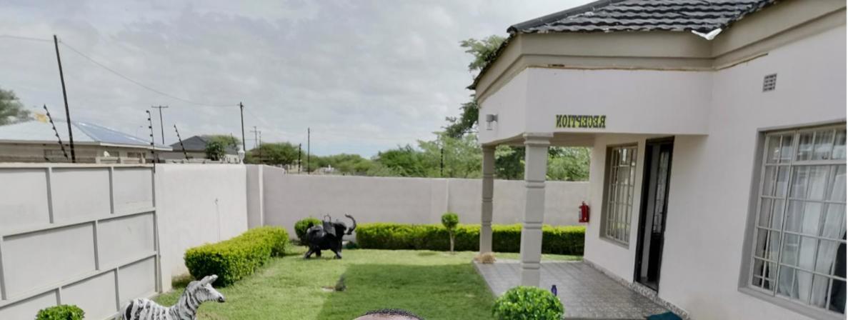 Lee Bed & Breakfast Francistown Bagian luar foto