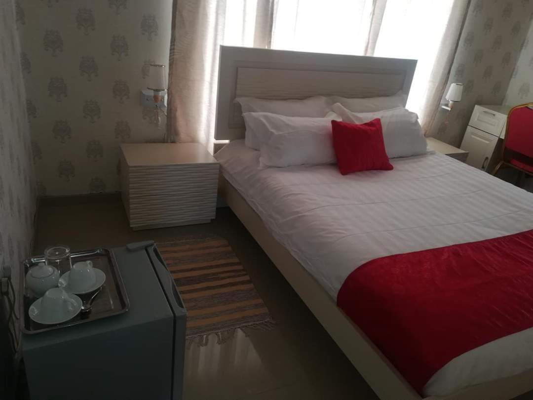 Lee Bed & Breakfast Francistown Bagian luar foto