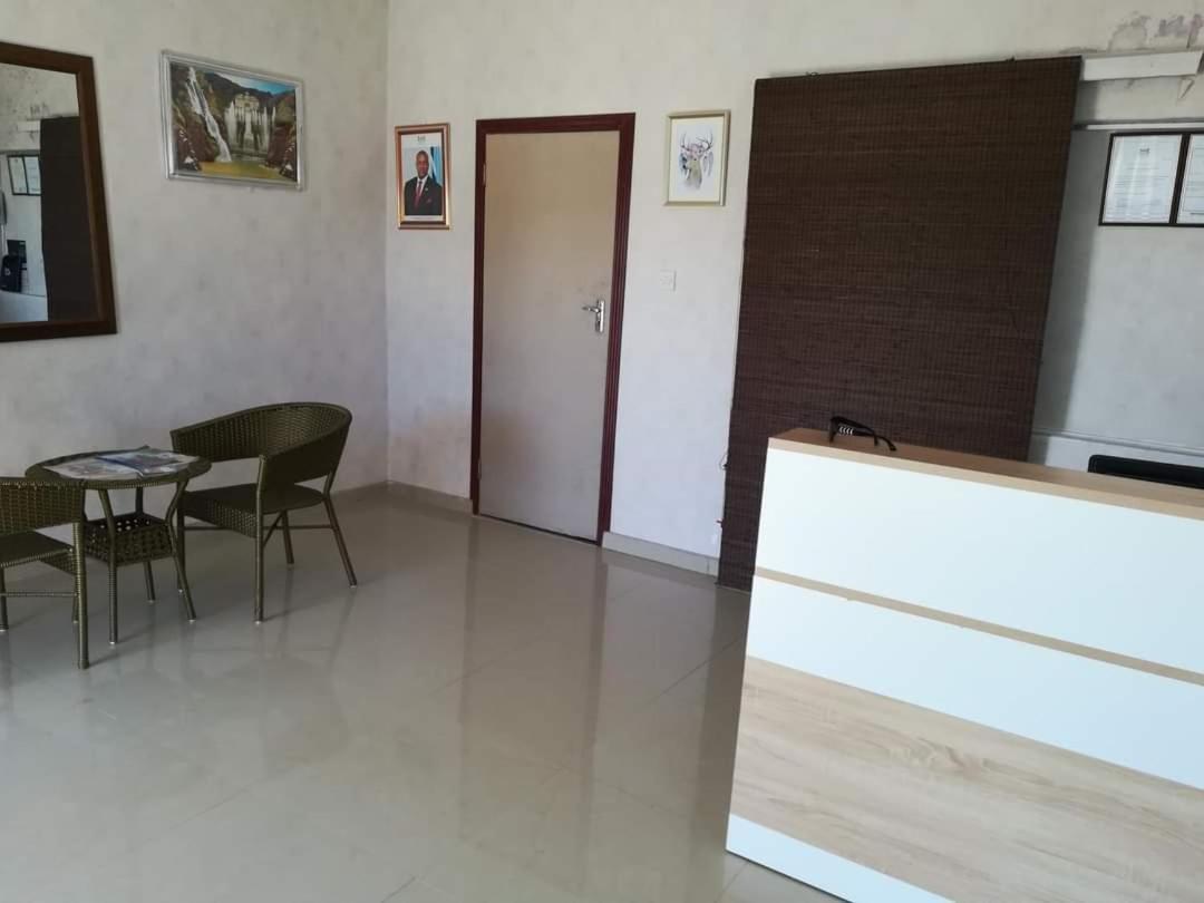 Lee Bed & Breakfast Francistown Bagian luar foto