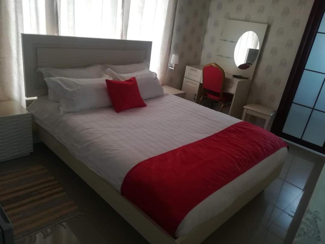 Lee Bed & Breakfast Francistown Bagian luar foto