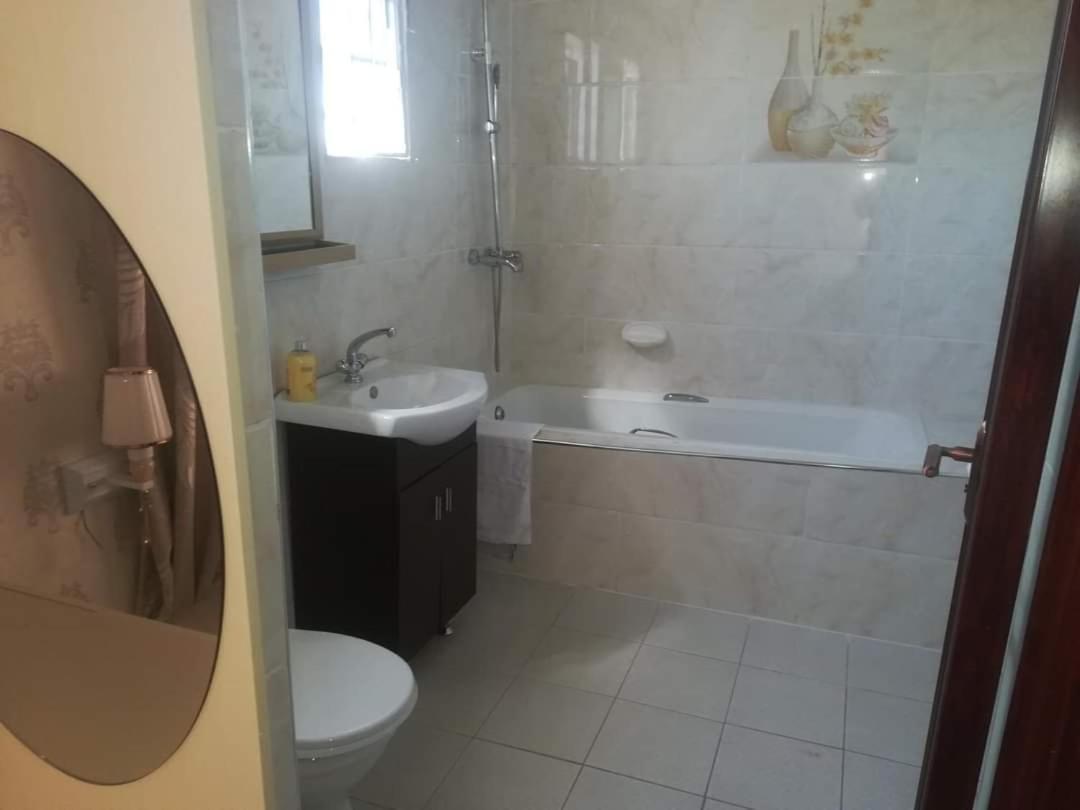 Lee Bed & Breakfast Francistown Bagian luar foto