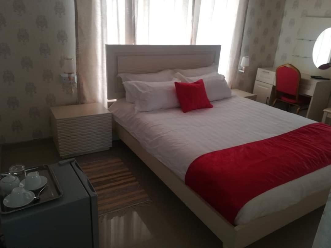 Lee Bed & Breakfast Francistown Bagian luar foto