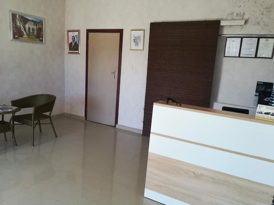 Lee Bed & Breakfast Francistown Bagian luar foto
