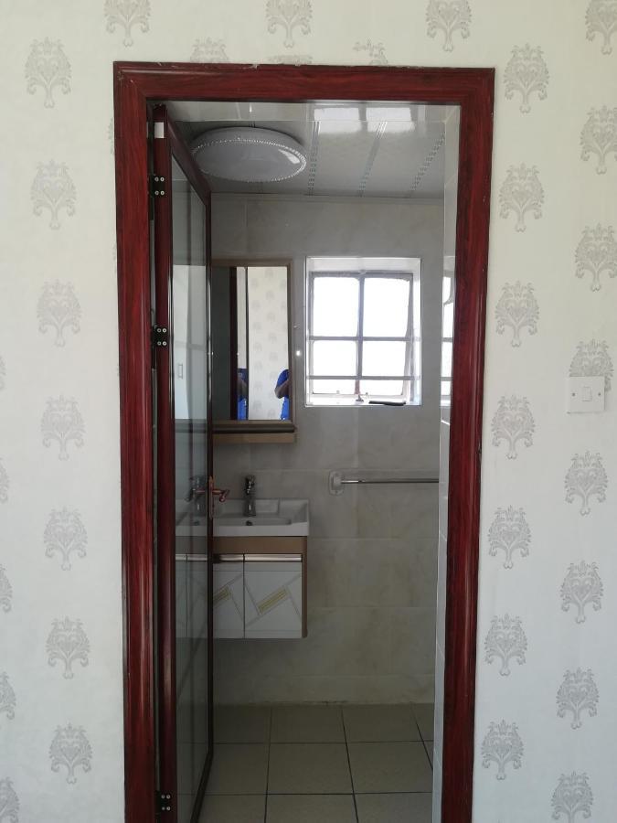 Lee Bed & Breakfast Francistown Bagian luar foto
