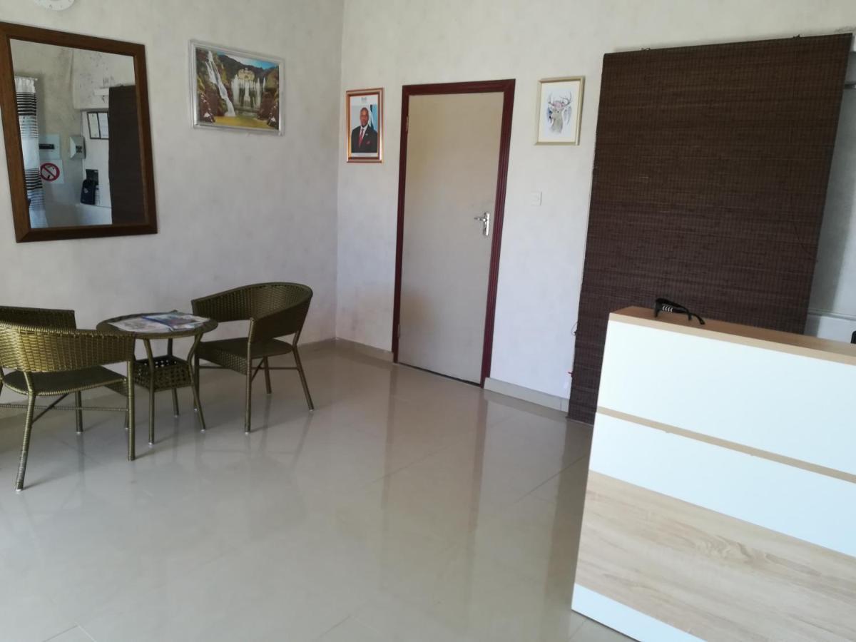 Lee Bed & Breakfast Francistown Bagian luar foto