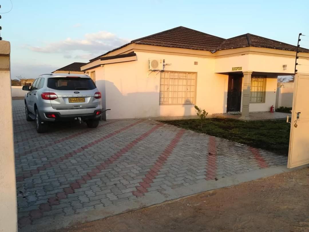 Lee Bed & Breakfast Francistown Bagian luar foto